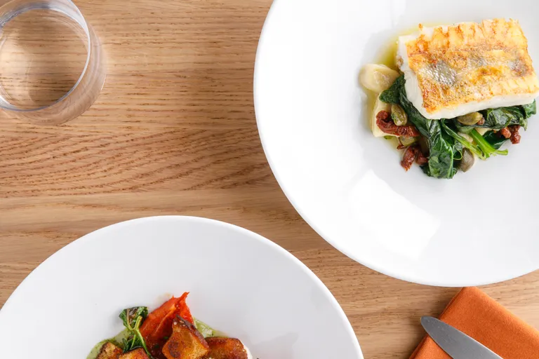 Скандинавский томатный суп с фаршем,  овощной салат с щучьей икрой и бедро цыпленка с копченой сметаной:  в Duo Gastrobar обновили меню